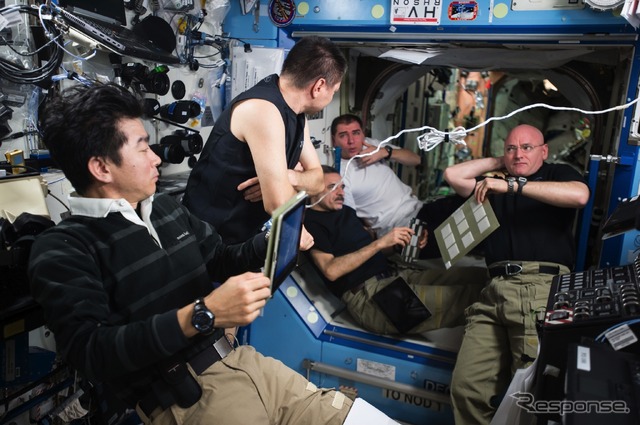 ISS内部の様子（2015年10月）。向かって左端は油井宇宙飛行士。