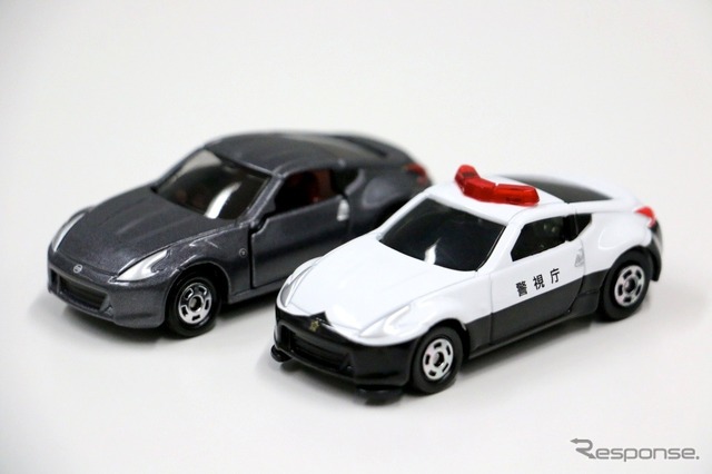 チャージトミカ(右)と同じ車両のトミカ