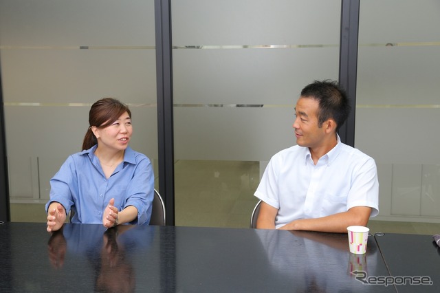 業務内容や入社までの経緯を話す2人