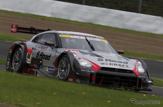 本山哲と千代勝正の#46 GT-R（2016年SUPER GT/GT500クラス）。