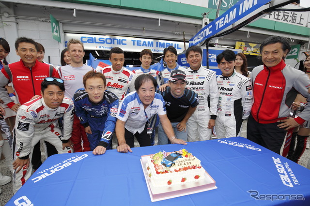 先日のSUPER GT第4戦SUGOでの星野一義インパル監督の誕生日祝い。本山、安田ら日産のSUPER GTドライバーが顔を揃えている。