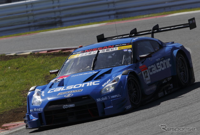 安田裕信とJ-P.デ.オリベイラの#12 GT-R（2016年SUPER GT/GT500クラス）。