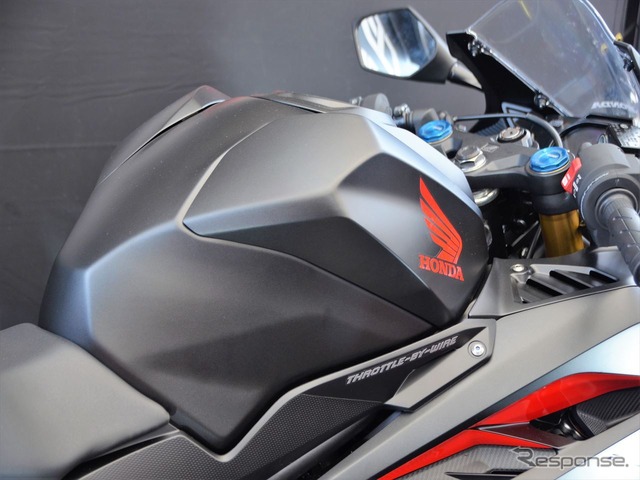 ホンダブースに展示される新型CBR250RR