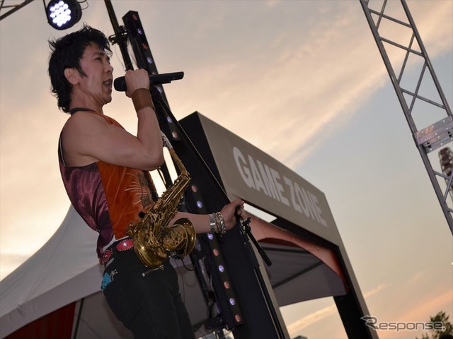 初の鈴鹿8耐で、サックスを演奏する武田真治さん
