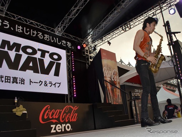 初の鈴鹿8耐で、サックスを演奏する武田真治さん