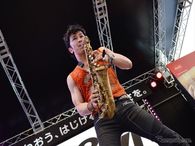 初の鈴鹿8耐で、サックスを演奏する武田真治さん