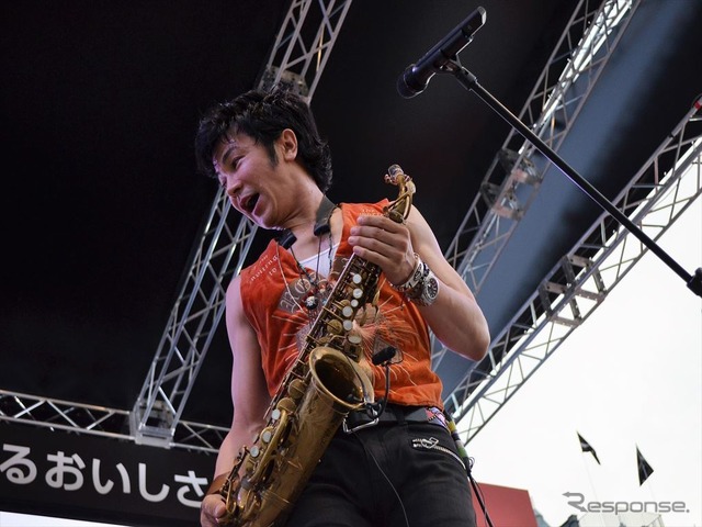 初の鈴鹿8耐で、サックスを演奏する武田真治さん