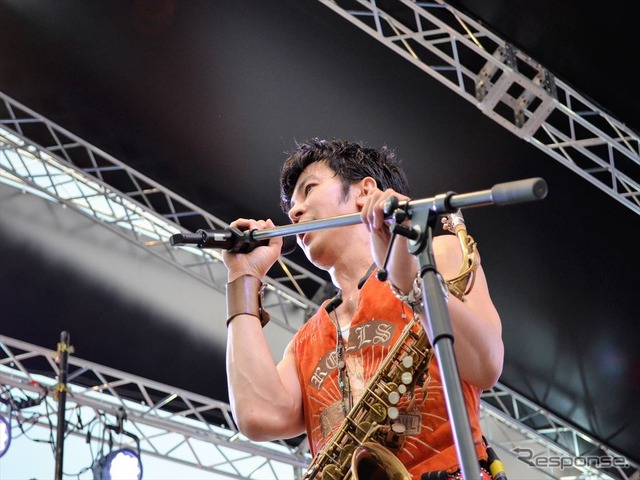 初の鈴鹿8耐で、サックスを演奏する武田真治さん