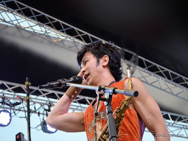 初の鈴鹿8耐で、サックスを演奏する武田真治さん