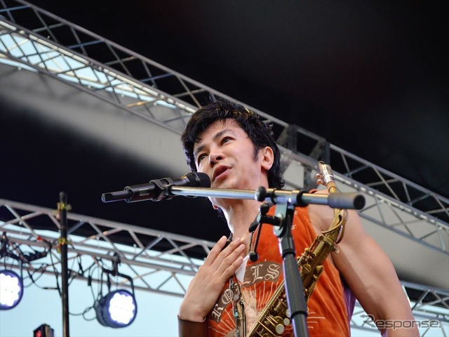 初の鈴鹿8耐で、サックスを演奏する武田真治さん