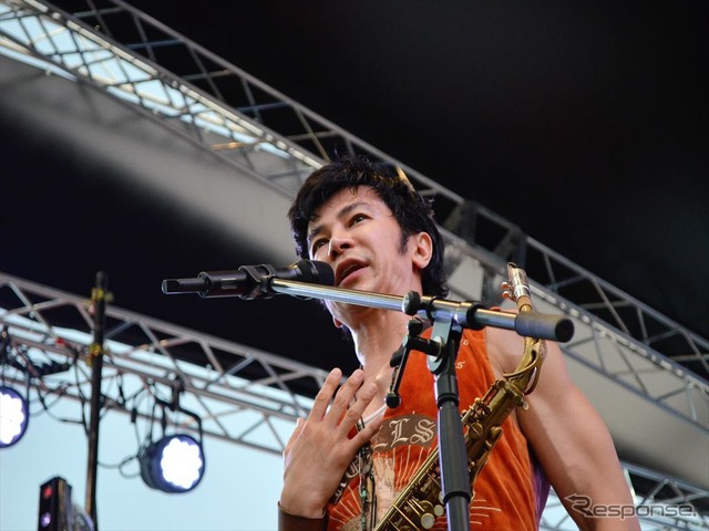 初の鈴鹿8耐で、サックスを演奏する武田真治さん