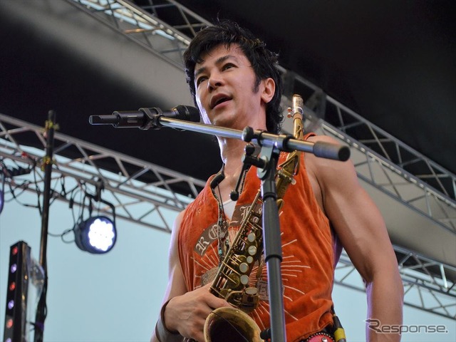 初の鈴鹿8耐で、サックスを演奏する武田真治さん