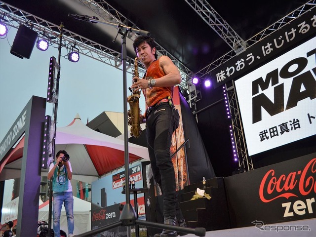 初の鈴鹿8耐で、サックスを演奏する武田真治さん