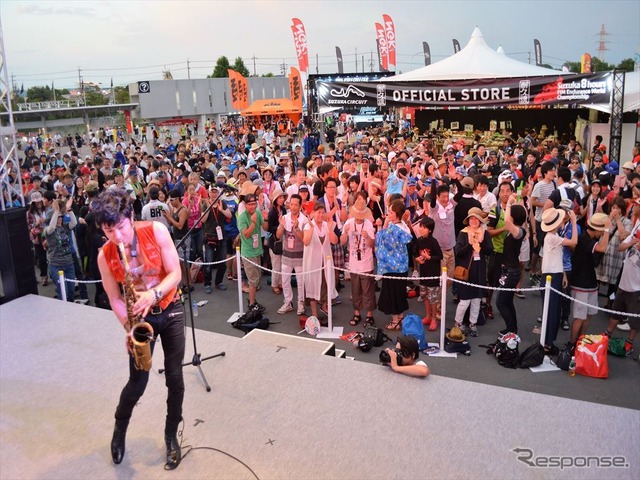 初の鈴鹿8耐で、サックスを演奏する武田真治さん