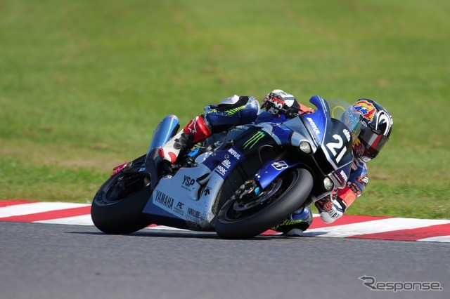 優勝したYAMAHA FACTORY RACING TEAMの走行シーン