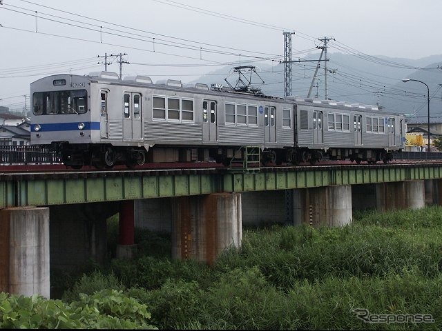 飯坂線で現在運用されている7000系。1000系の導入に伴い順次引退する予定だ。