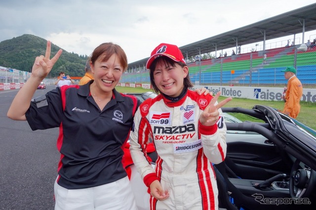 レース後号泣する猪爪杏奈選手と井原慶子プロジェクトリーダー