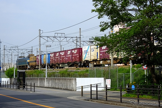 東海道線 東淀川駅付近を行く貨物列車