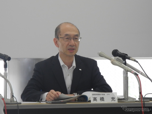 決算会見をする富士重工業の高橋充CFO