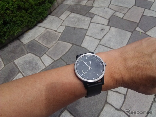スポーツブラックモデル。この日のターゲット歩数まであと半分という表示