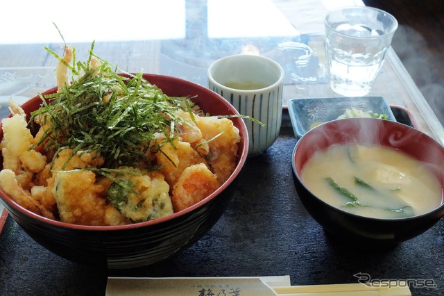 須佐の梅乃葉というで活アオリイカ天丼を食す。活魚ゆえ甘味に富み、とても柔らかく仕上がっていた。マスターに近くの山が修験道の地であり、山中に神秘的な祠がいろいろあると教えてもらい、長時間寄り道した。