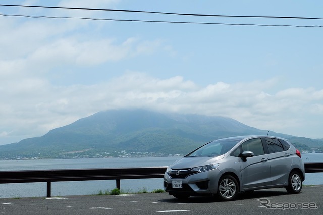 鹿児島・磯海水浴場近くで桜島をバックに記念撮影。