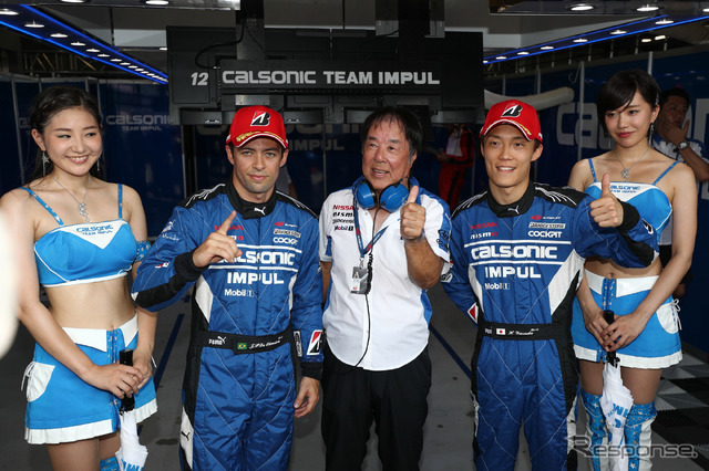 ポール獲得を喜ぶ#12 GT-Rの星野一義監督(中央)とオリベイラ(左)、安田(右)。