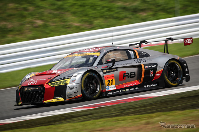 GT300クラス予選2位の#21 アウディR8 LMS。