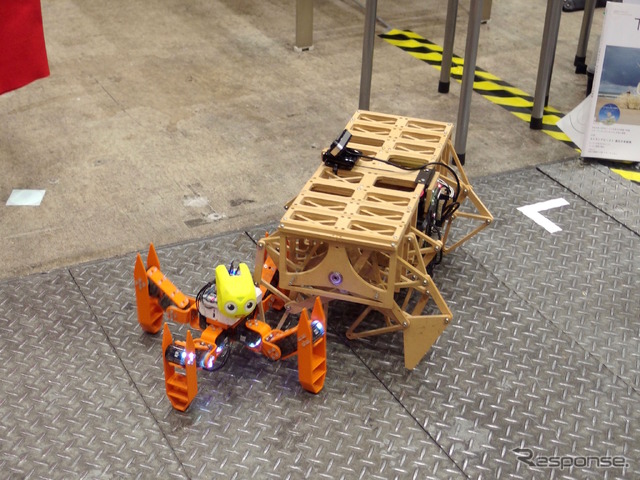 右のロボットはテオ・ヤンセン公認（Maker Faire Tokyo）