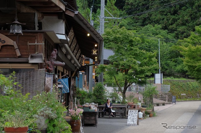 寸又峡。全国各地の温泉街でモダナイズが進んでいるが、ここは比較的昔のひなびた雰囲気が残っている。