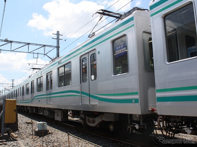 2号車の9200形(9205)。モーターとパンタグラフが付いている。