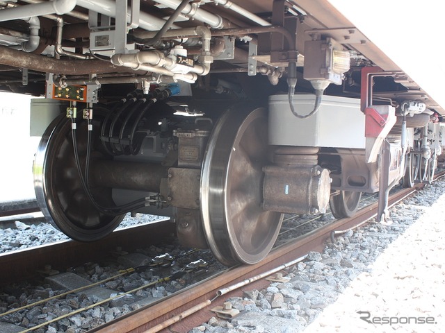 2号車の台車。モーターはリニューアル前と同じ三相誘導電動機だが、1時間定格225kWにアップした(従来は190kW)。