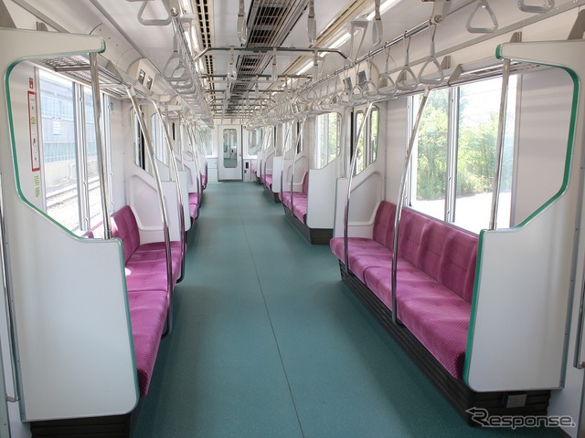 05編成の車内。床材は南北線の車両であることを印象づけるため、ラインカラーと同じライトグリーン系に。客室内板はLED照明を考慮し、まぶしくなりすぎず、かつ明るく見えるようにアイボリー系を採用した。
