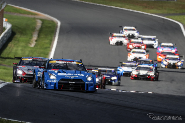 #12 GT-R(写真先頭)がポール・トゥ・ウインで夏の富士戦を制す。