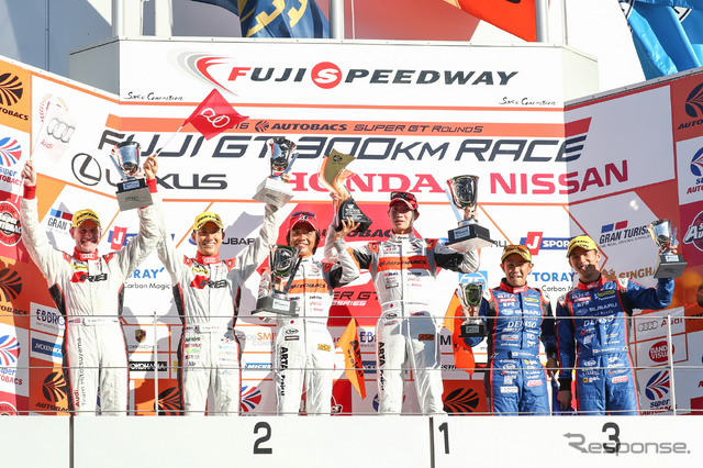GT300クラスの表彰式。