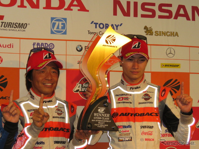 優勝の高木(左)と小林。