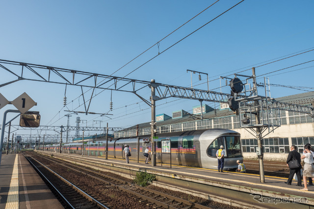 五稜郭駅に入線した「カシオペアクルーズ」。