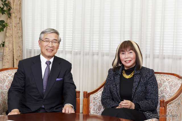 横浜ゴム南雲忠信代表取締役会長(左)とプロップ・ステーション竹中ナミ理事長