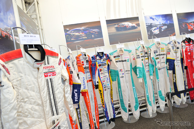 LGDA2016夏祭りに出展されるレーシングスーツがGT会場にて展示された
