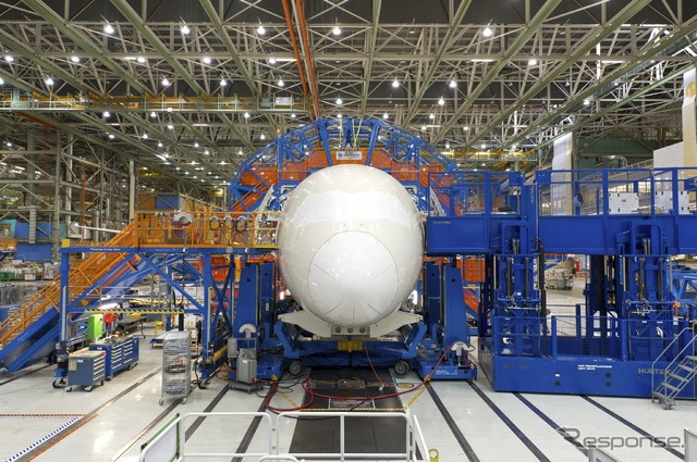 ボーイングのエバレット工場で生産される787。