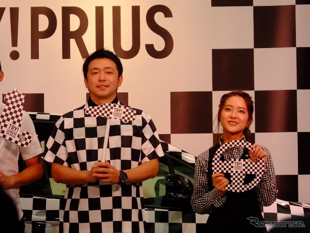 トヨタプロモーション担当・主任の齋藤隆幸氏ら(チェッカープリウス体験イベント「TRY! SHIBUYA TRY! PRIUS」、8月11~14日、渋谷にて)