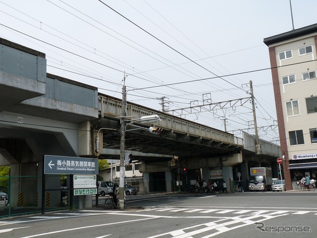 新駅の予定地（2015年4月時点）。高架橋の線路に2面のホームが設置される。