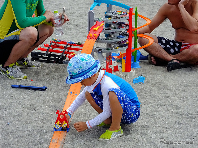 砂浜でホットウィールを走らせる回転させる吹っ飛ばす!(ホットウィ―ル スピードアップ ザ サマー、逗子海岸 8月11日)