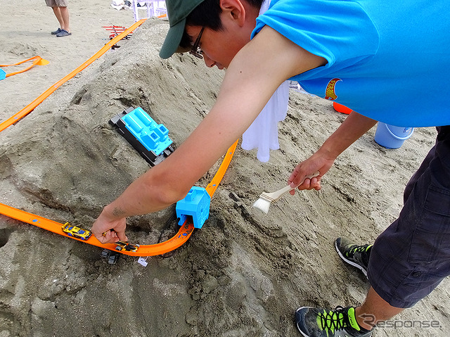 砂浜でホットウィールを走らせる回転させる吹っ飛ばす!(ホットウィ―ル スピードアップ ザ サマー、逗子海岸 8月11日)