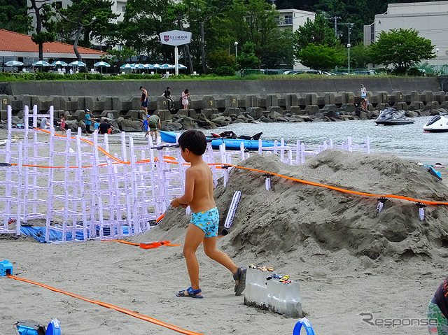 砂浜でホットウィールを走らせる回転させる吹っ飛ばす!(ホットウィ―ル スピードアップ ザ サマー、逗子海岸 8月11日)