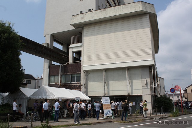 高尾アパートの東側。右下に駅への入口、左上にモノレールの軌道桁が見える。