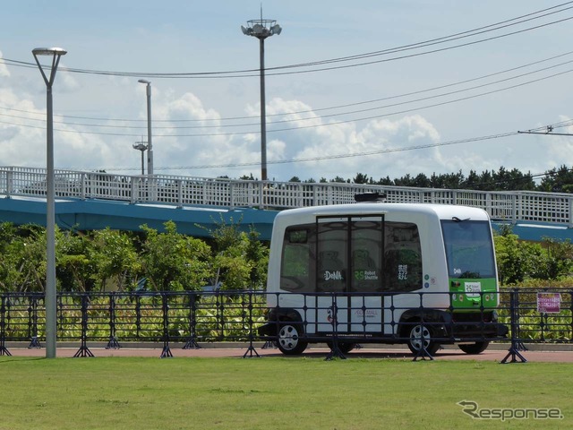 イオンモール幕張新都心近くの豊砂公園内を自動運転で走る「EZ10」