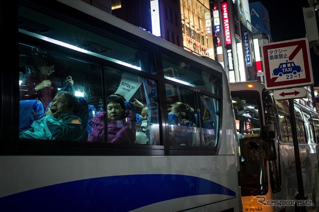 銀座にバスで乗り付ける外国人観光客