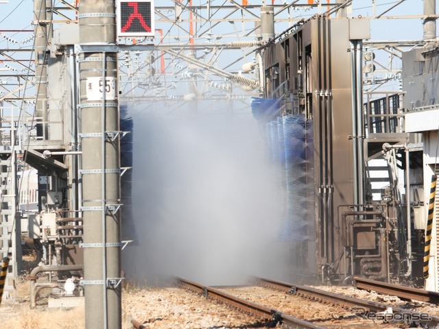 今年も10月に山陽新幹線の博多総合車両所で一般公開イベントが行われる。写真は博多総合車両所の洗浄機。