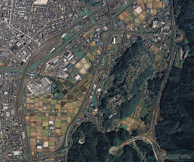 敦賀駅上空、右が北陸道、まんなかが国道8号(敦賀バイパス)